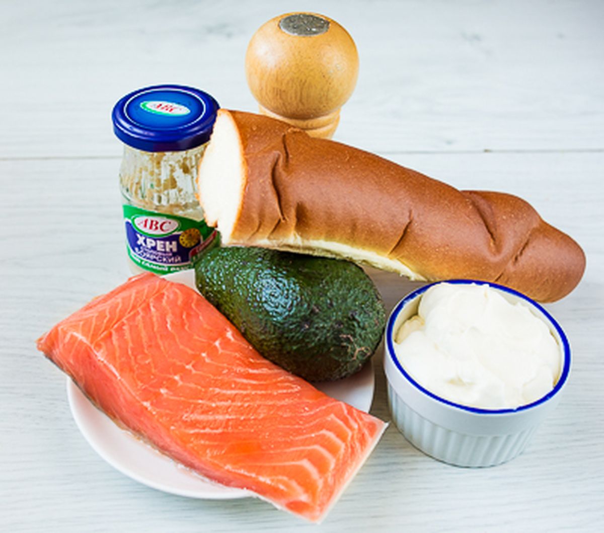Рецепт мини-бутербродов с лососем и кремом из хрена с фото пошагово на  Вкусном Блоге