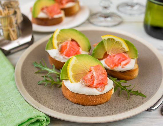 Рецепт мини-бутербродов с лососем и кремом из хрена с фото пошагово на  Вкусном Блоге