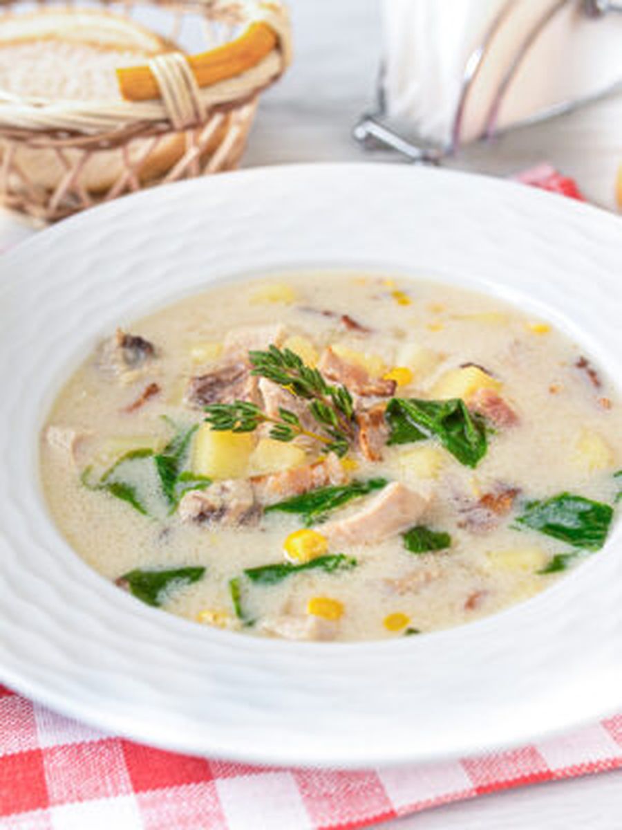 Сливочный суп с курицей, беконом и кукурузой