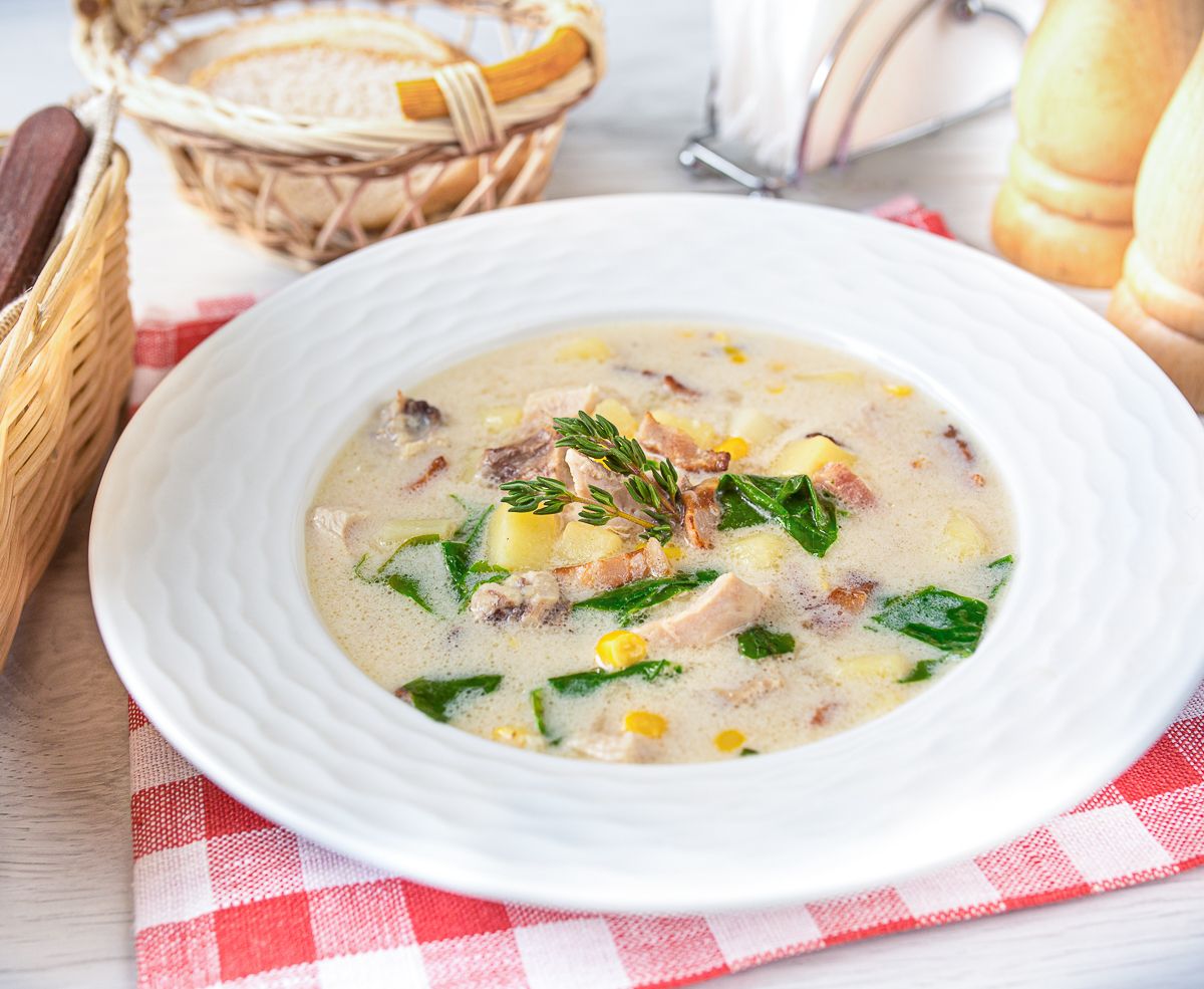 Сливочный суп с курицей, беконом и кукурузой