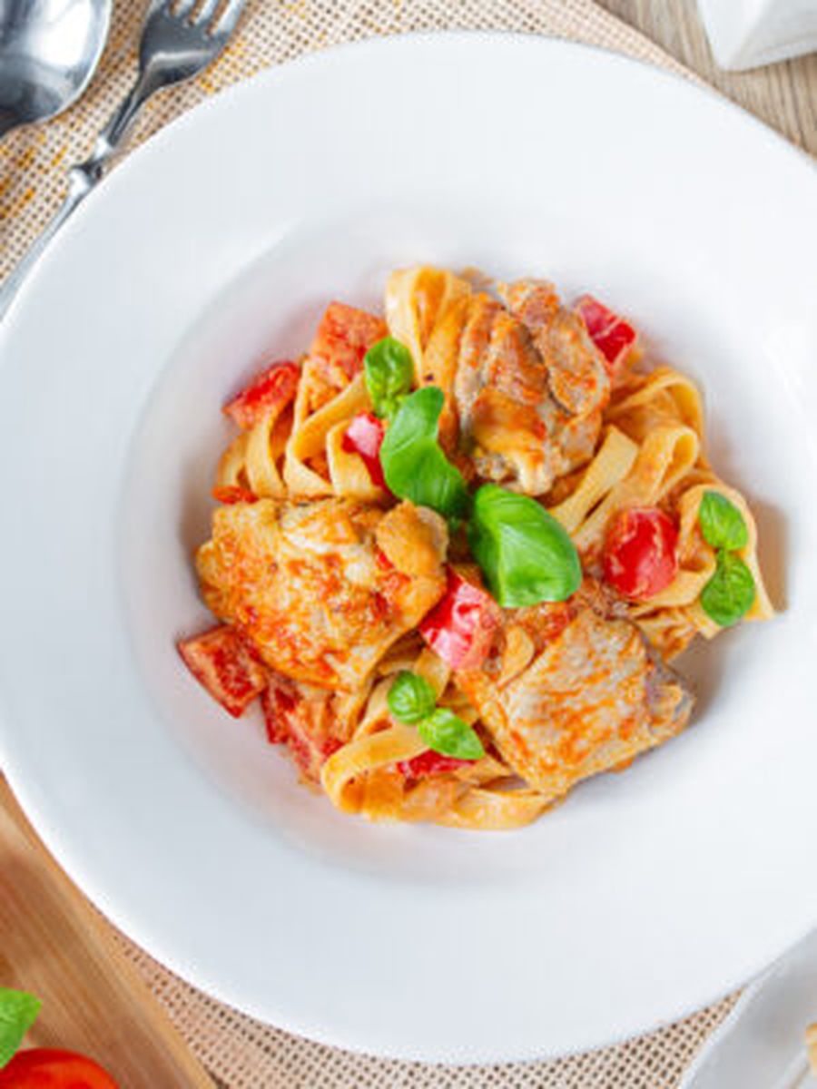 Паста с курицей и томатно-сливочным соусом