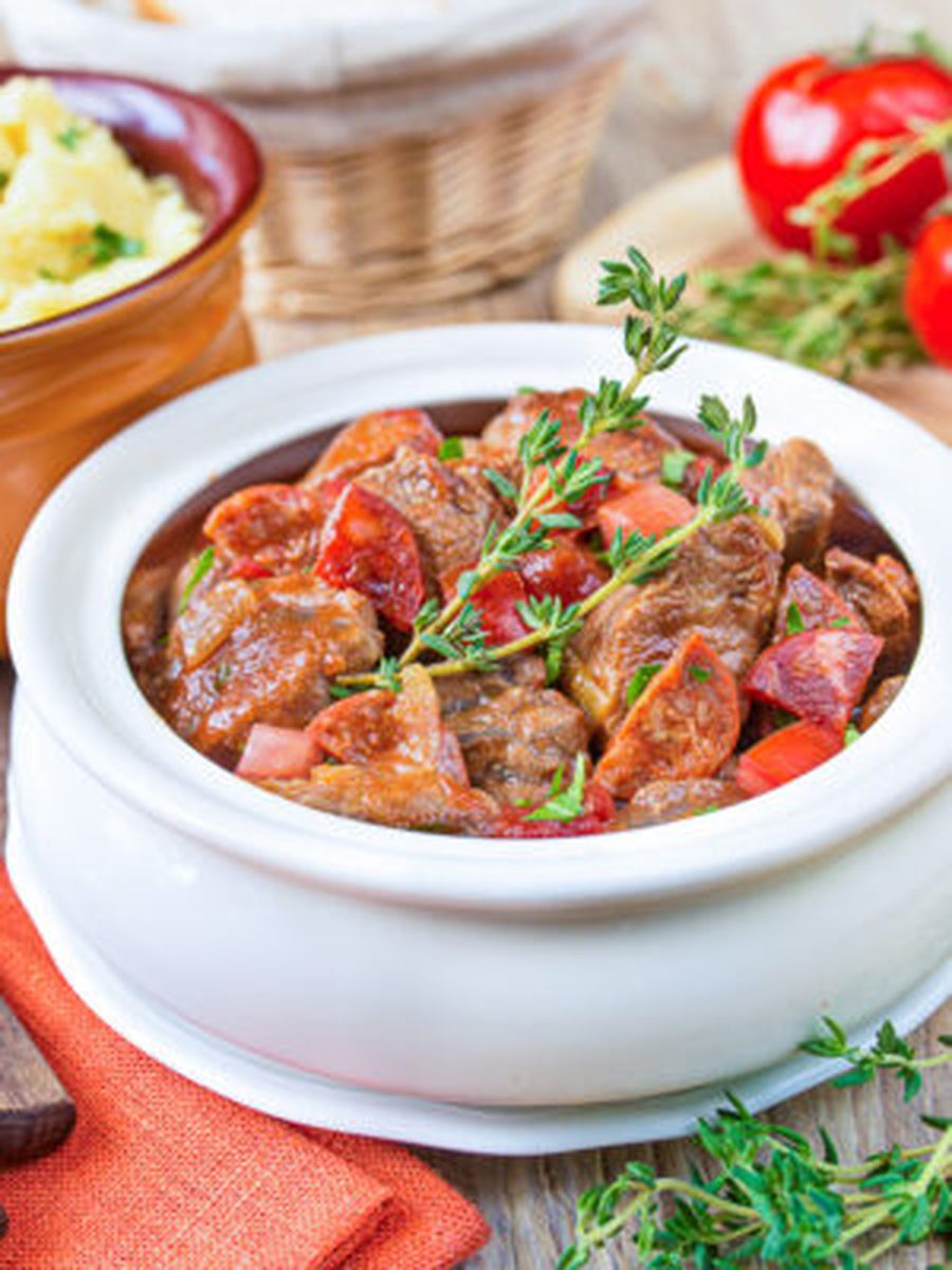 Рагу из говядины в томате с острыми колбасками