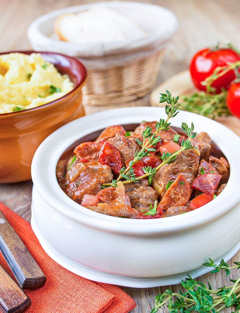 Рагу из говядины в томате с острыми колбасками