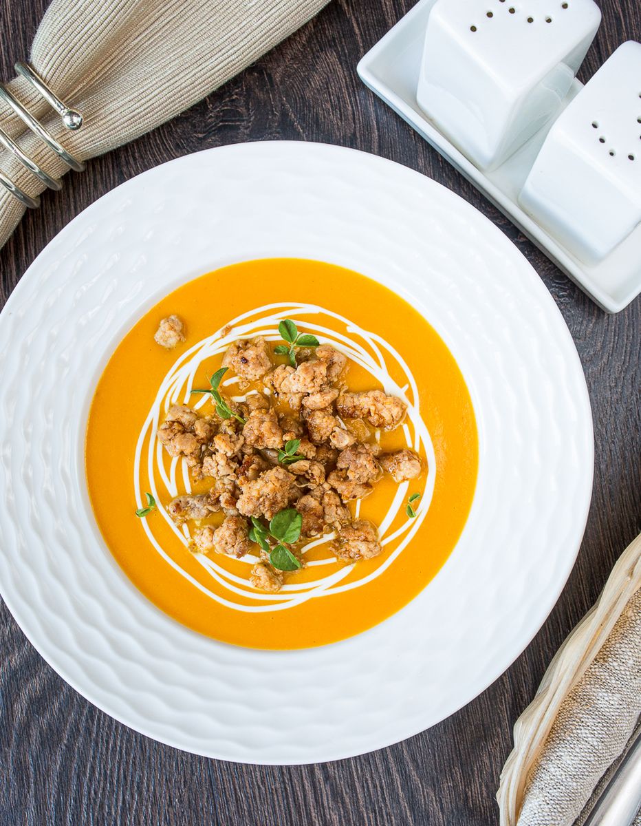 Тыквенный суп-пюре с жареным острым фаршем