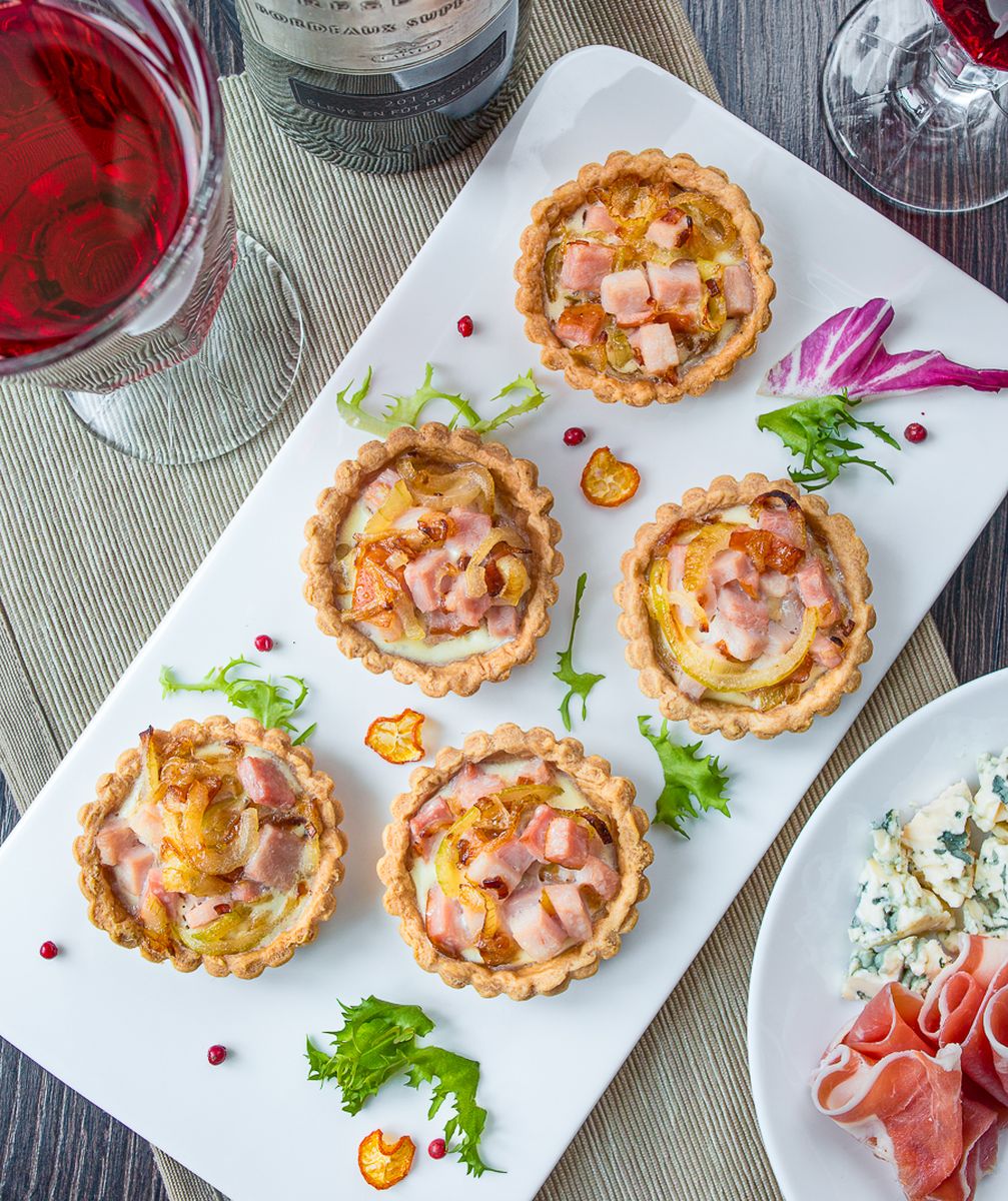 Тарталетки с ветчиной и луком