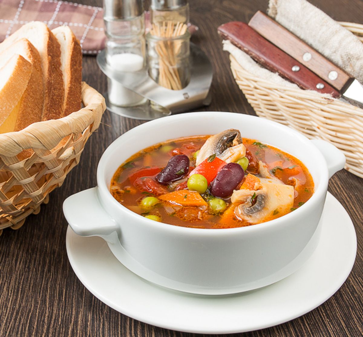 Овощной суп с беконом и фасолью