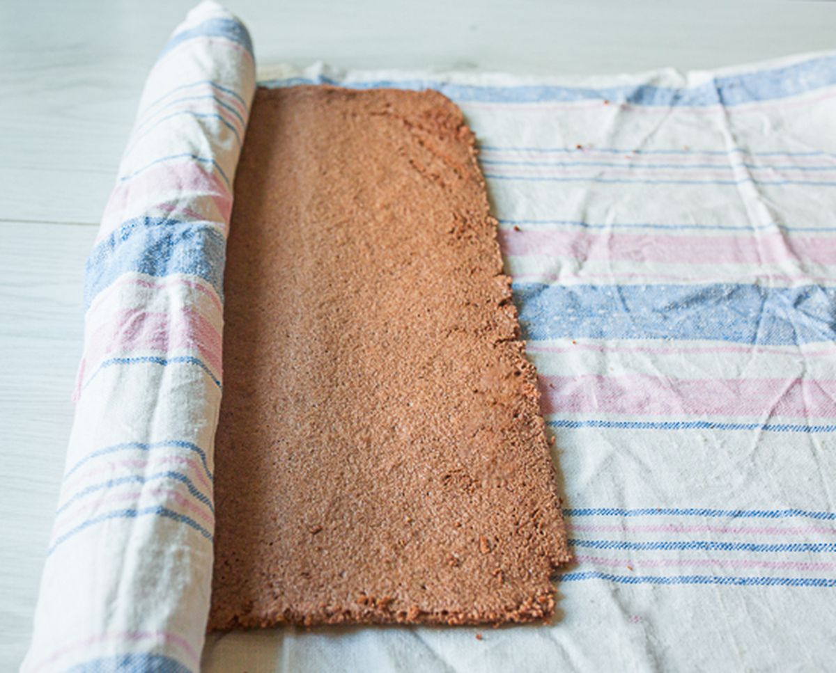 Сворачиваем бисквит