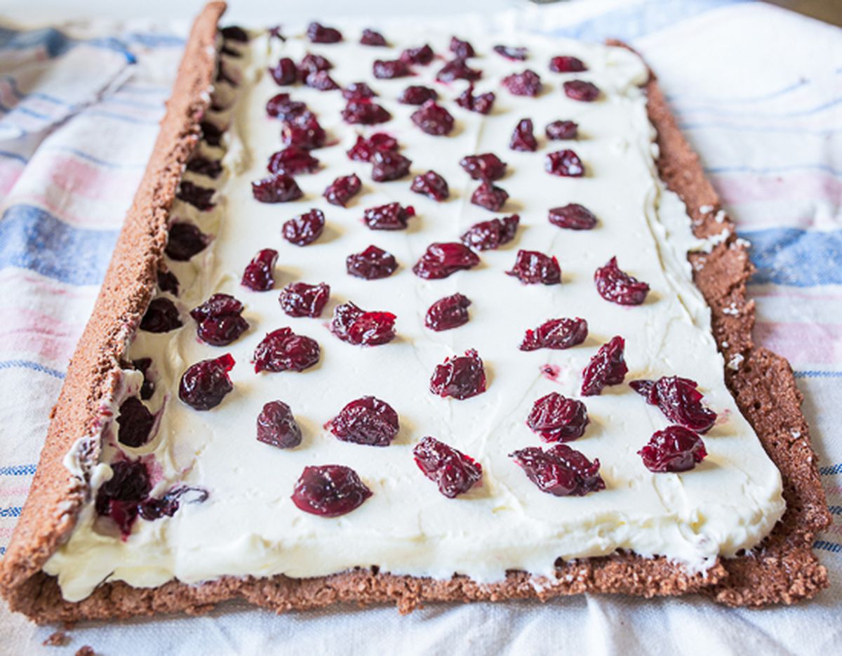 Кладем вишню