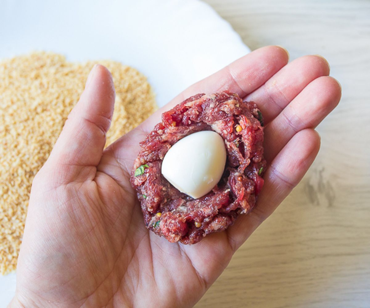 Заворачиваем яйца в фарш