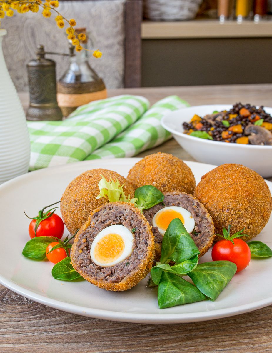 Перепелиные яйца по-шотландски с говядиной