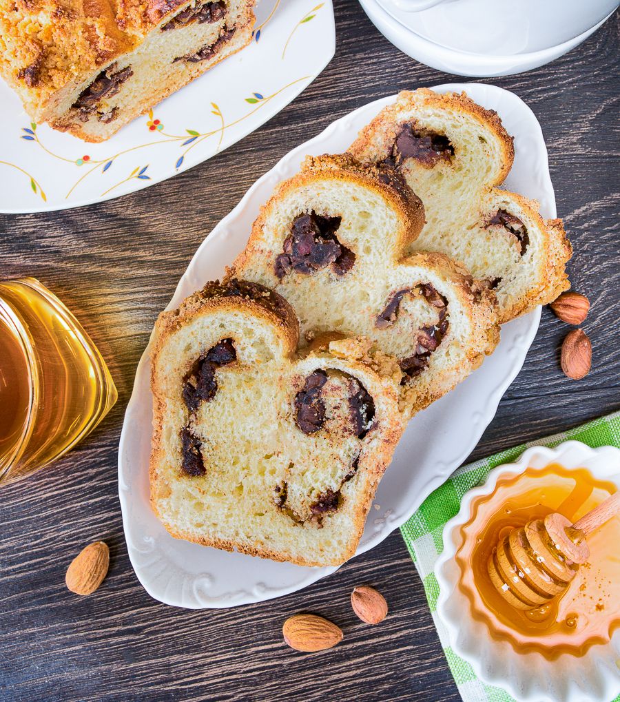 Сладкая булка с шоколадом и хрустящим штрейзелем