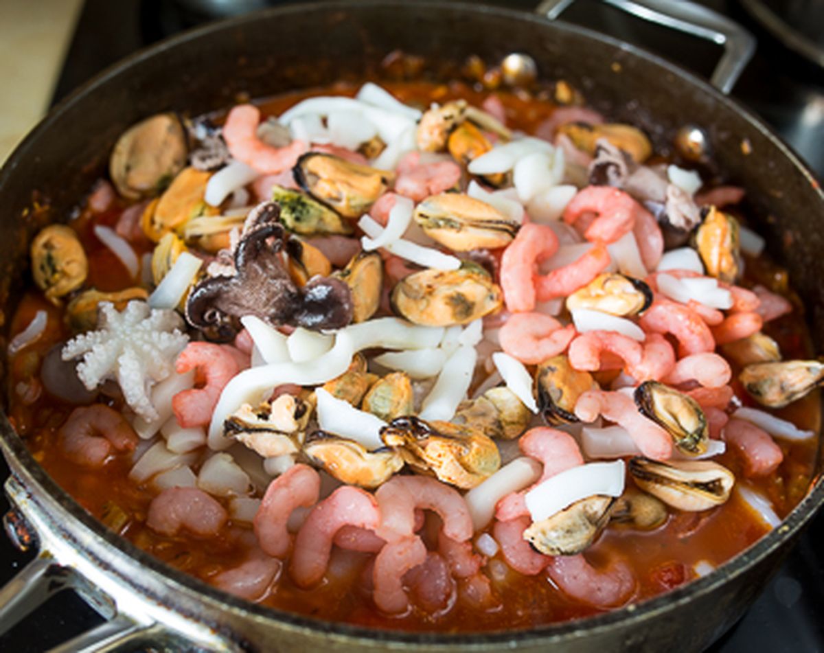 Рагу из морепродуктов в томатном соусе
