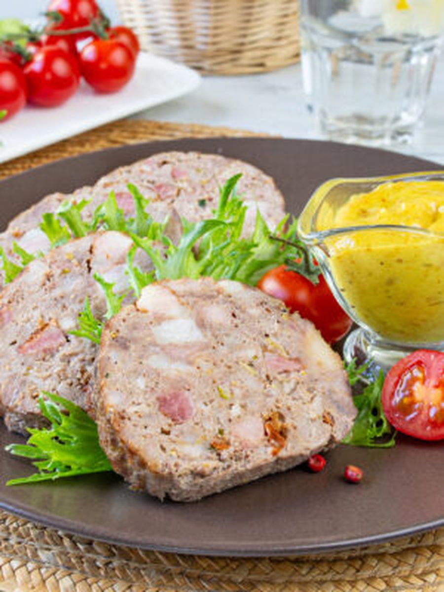 Мясной рулет с копченой грудинкой и вялеными томатами