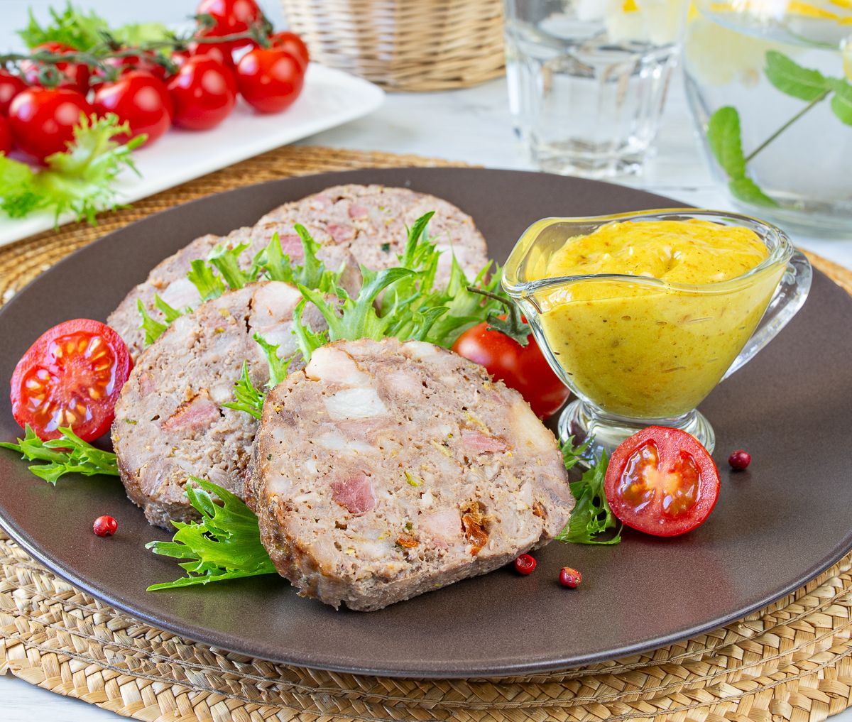 Мясной рулет с копченой грудинкой и вялеными томатами
