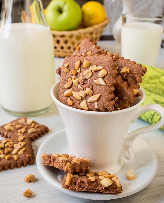 Рецепт шоколадного песочного печенья с арахисом