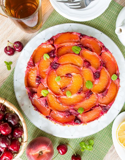 Рецепт бисквитного пирога с персиками и вишней
