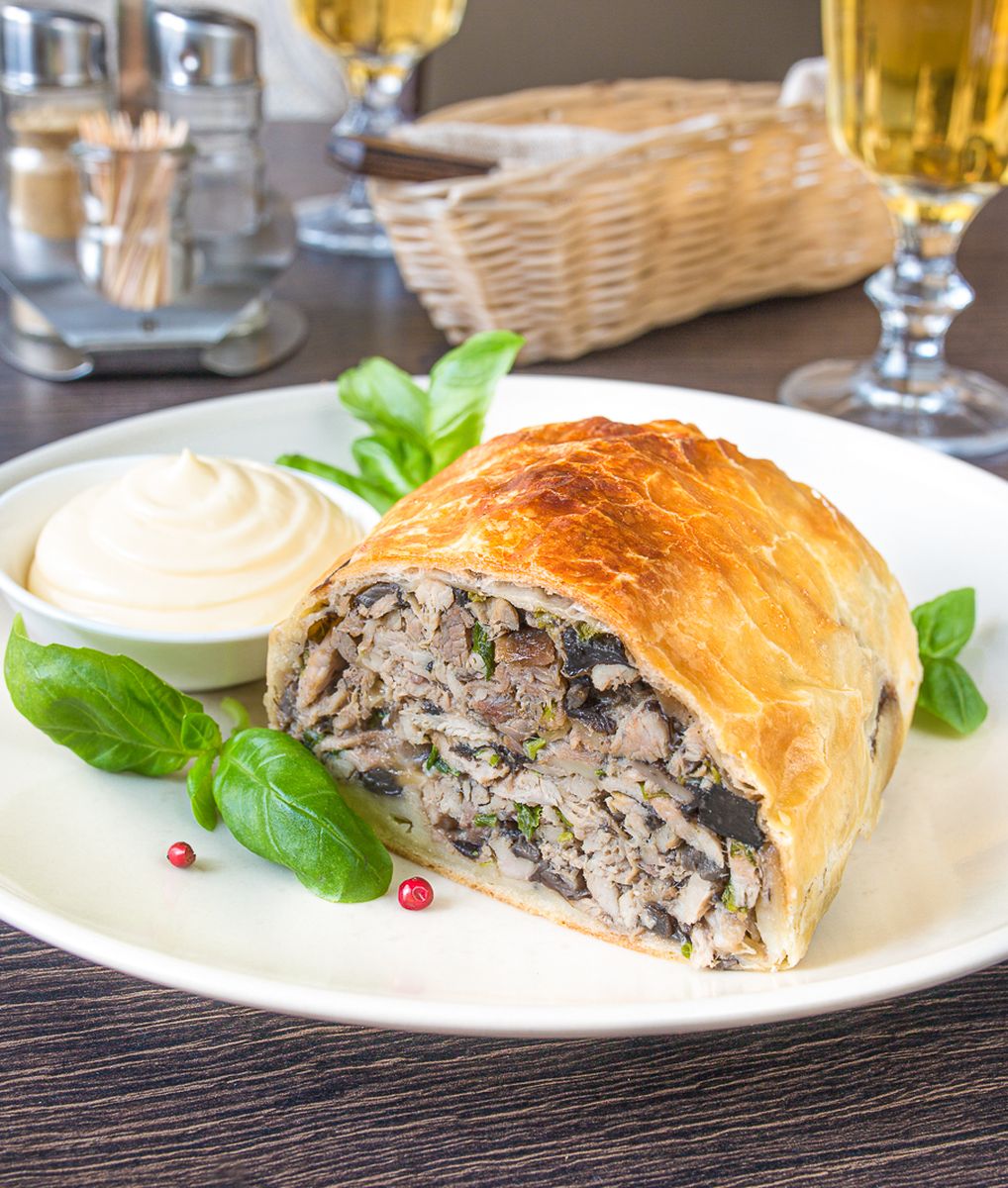 Мясной пирог с лесными грибами