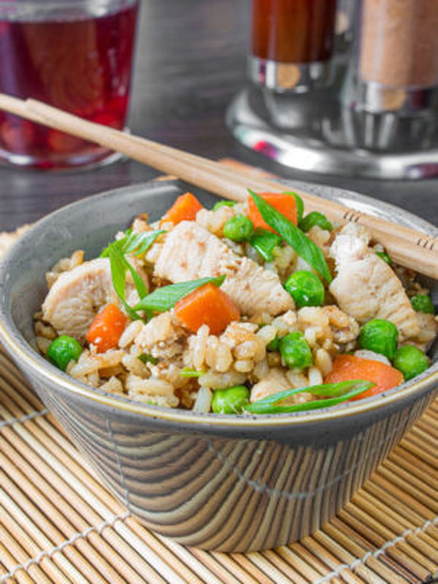 Кантонский жареный рис с курицей