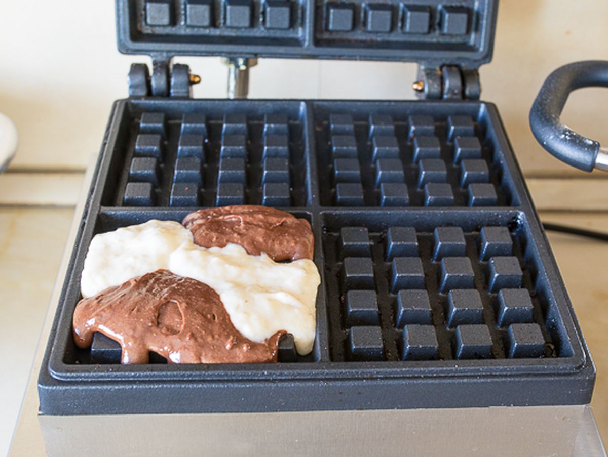 Кладем тесто в вафельницу