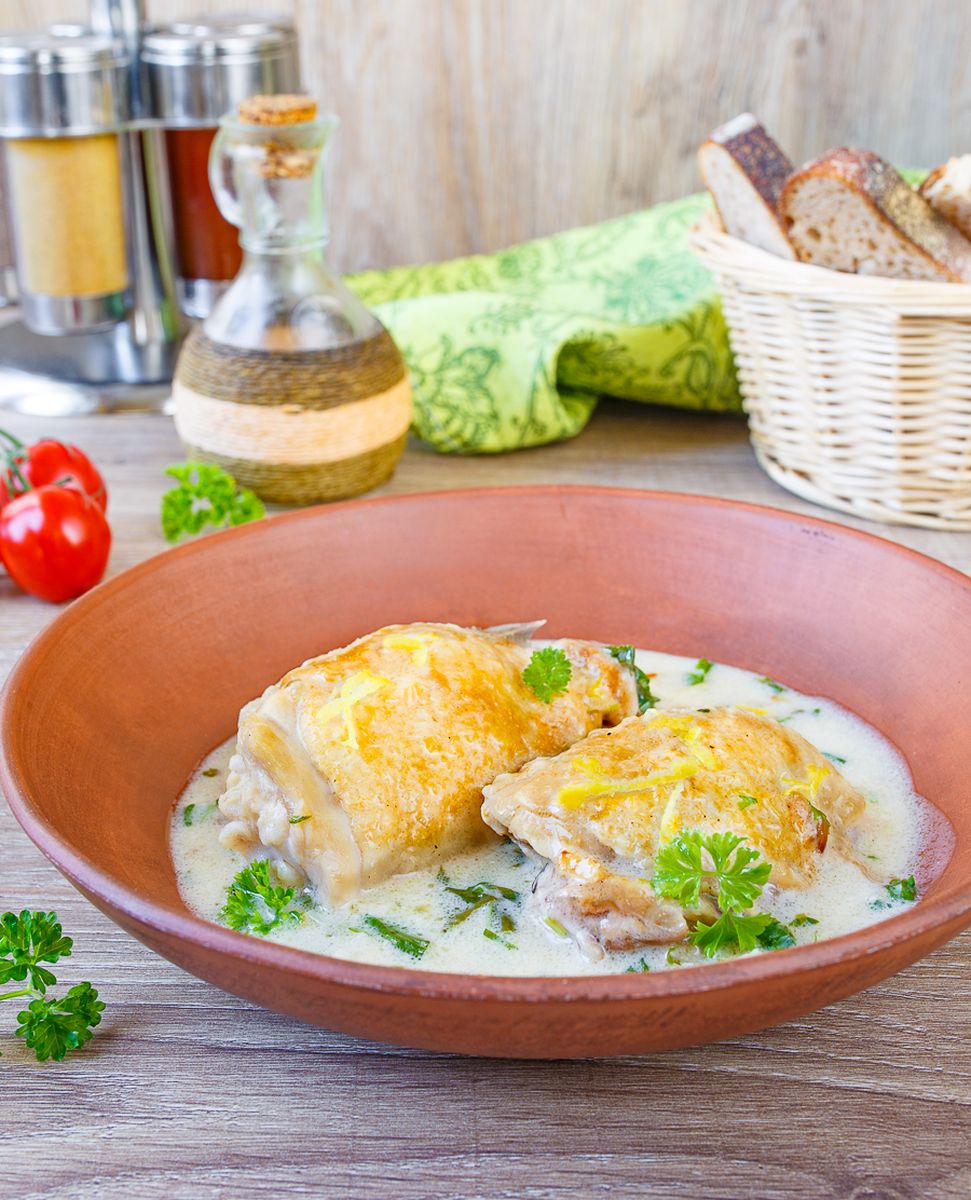 Тушеная курица в лимонном соусе