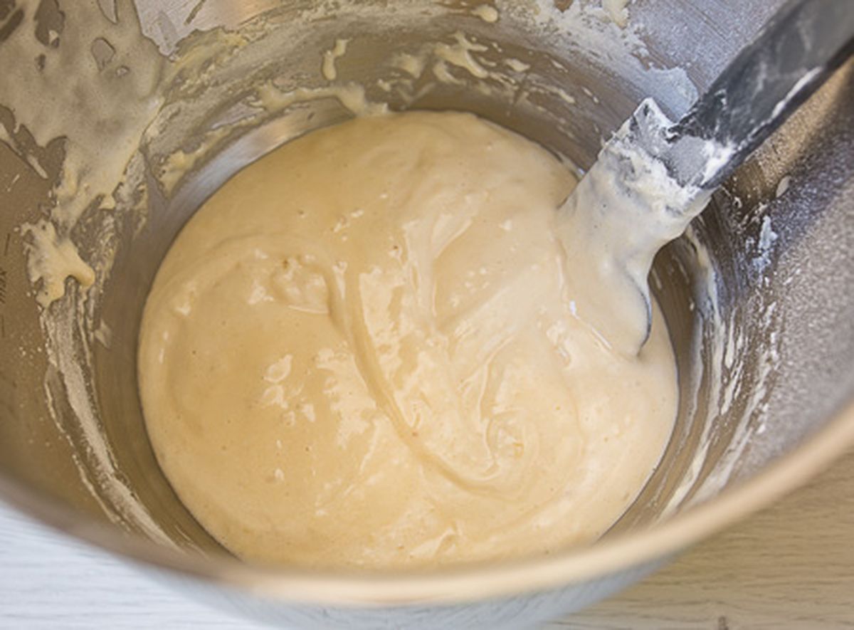 Положить тесто в масло. Тесто для кексов консистенция. Мраморное тесто. Консистенция тесто на маффины. Мраморный кекс на растительном масле.