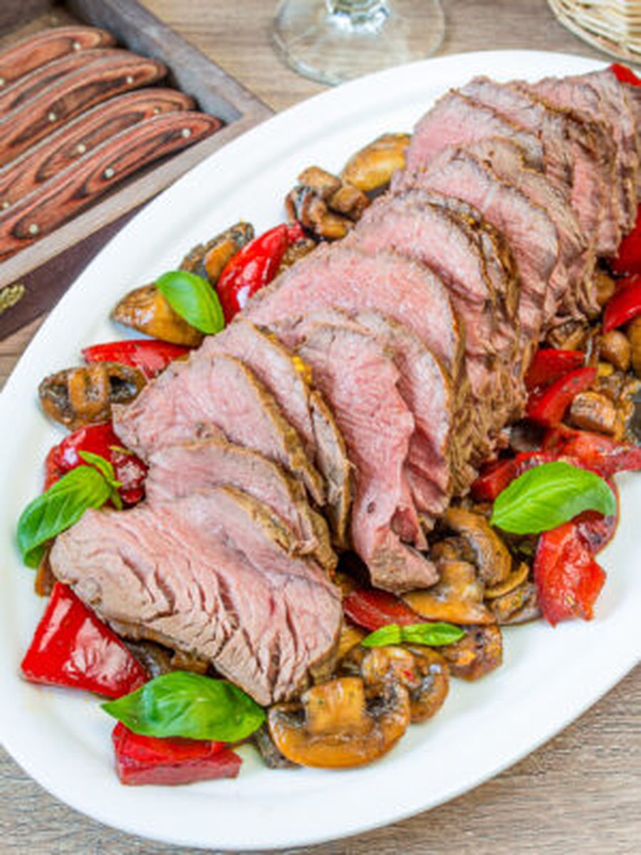 Запеченная говяжья вырезка с соте из перца и грибов