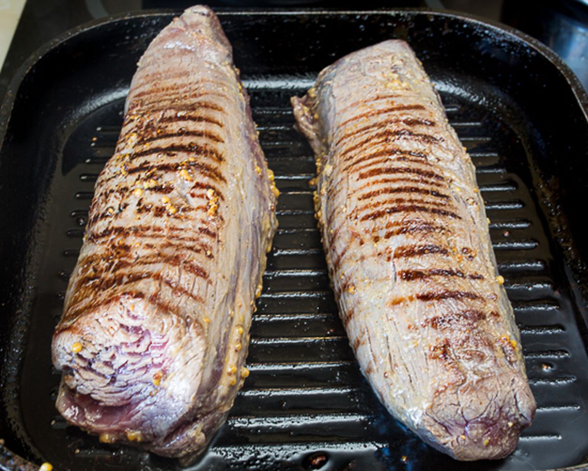 Обжариваем вырезку