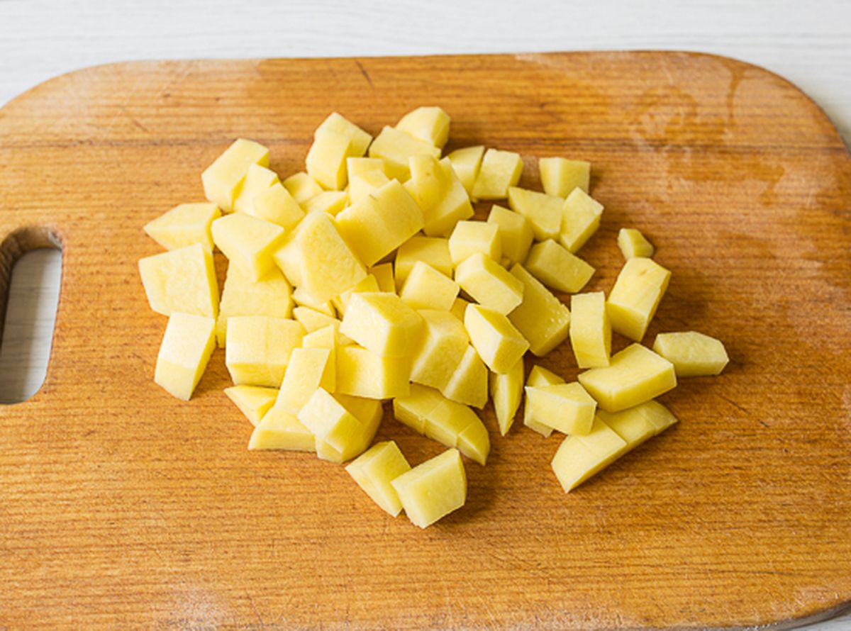 Нарезаем картофель