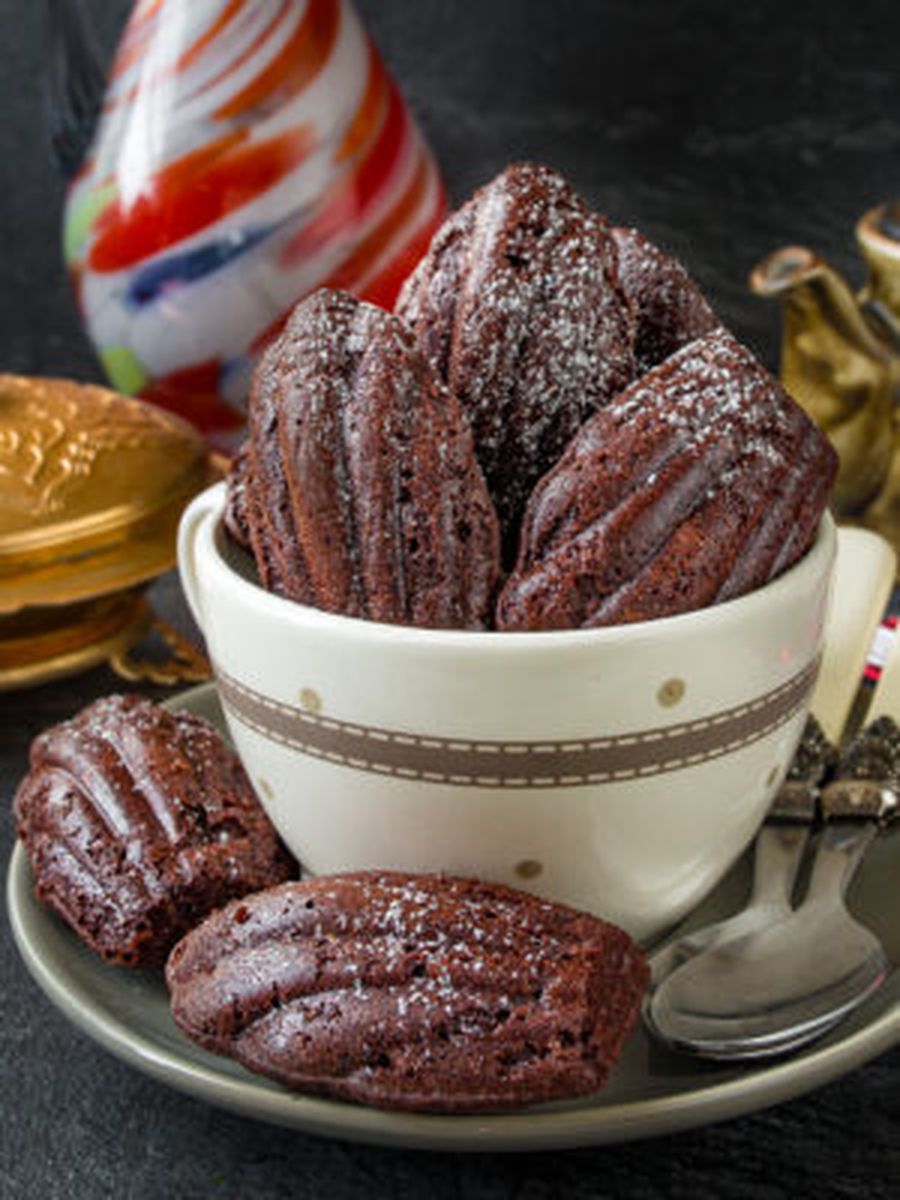 Шоколадные мадлен с шоколадной крошкой