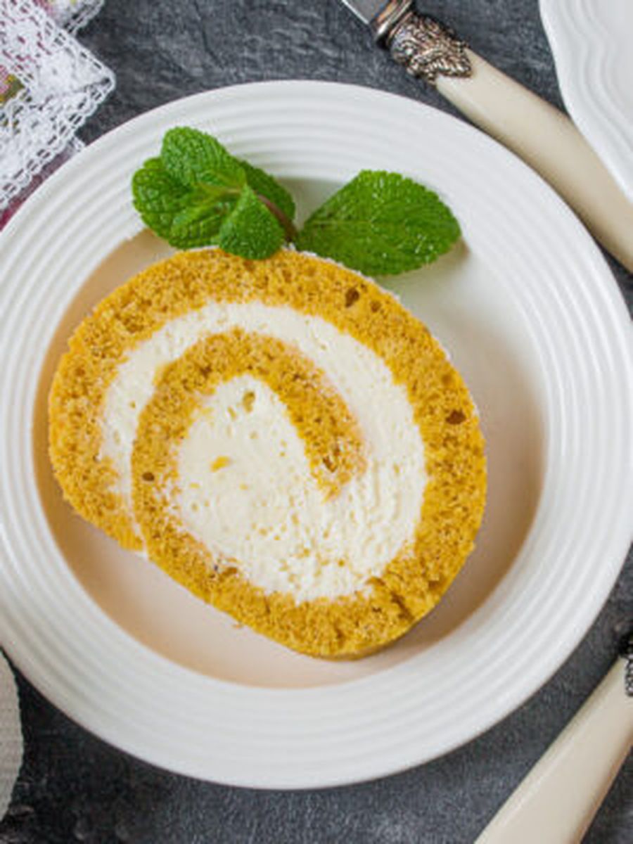 Тыквенный рулет с кремом из сливочного сыра