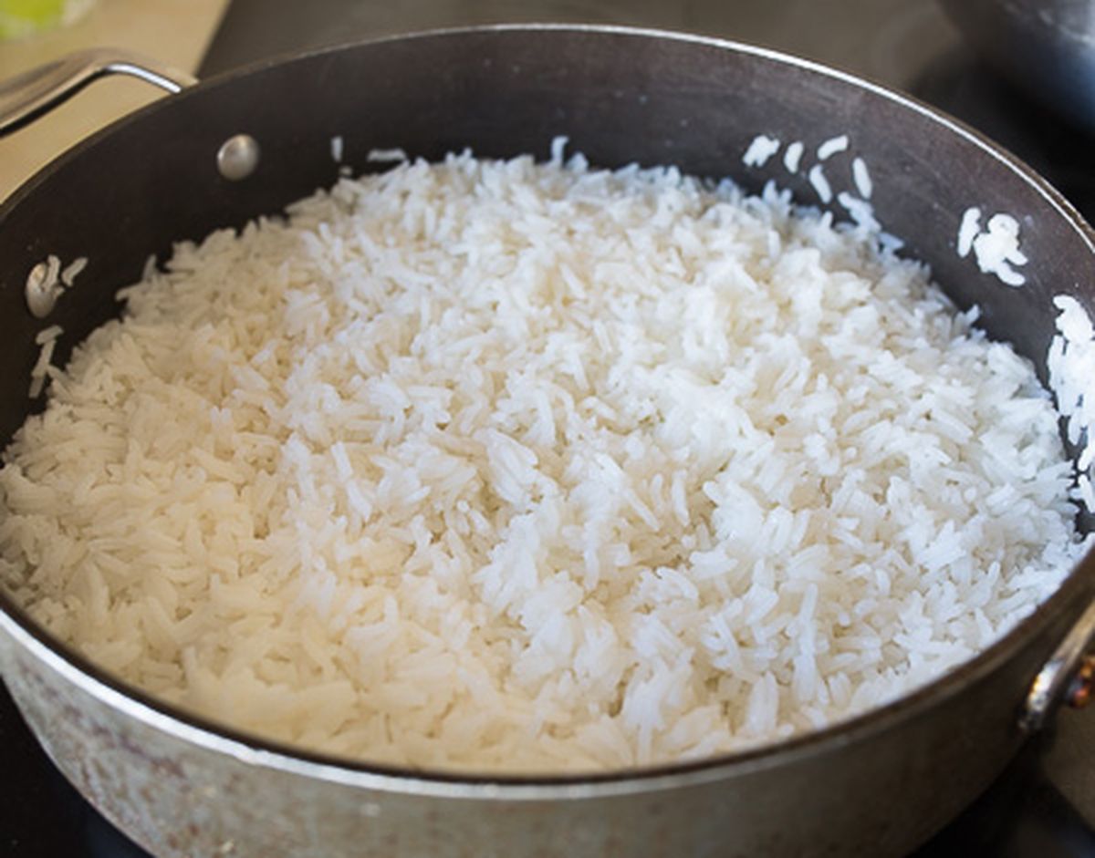 Что можно положить в рис. Рис в тарелке. Как красиво выложить рис. Положить красиво рис на тарелку. Как красиво выложить рис на тарелку.