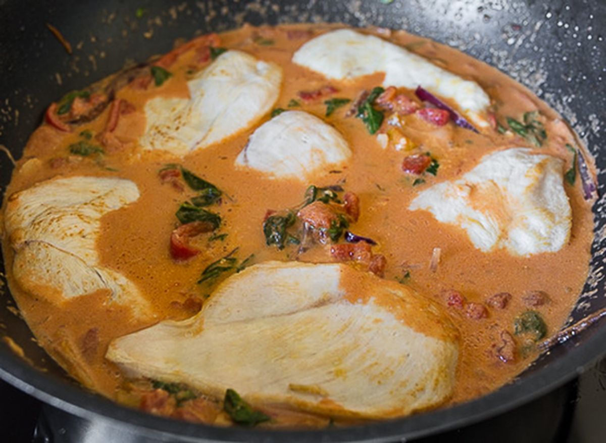 Тушим филе в соусе