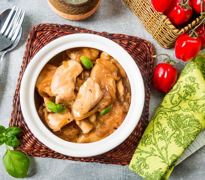 Рецепт куриного филе в луковом соусе