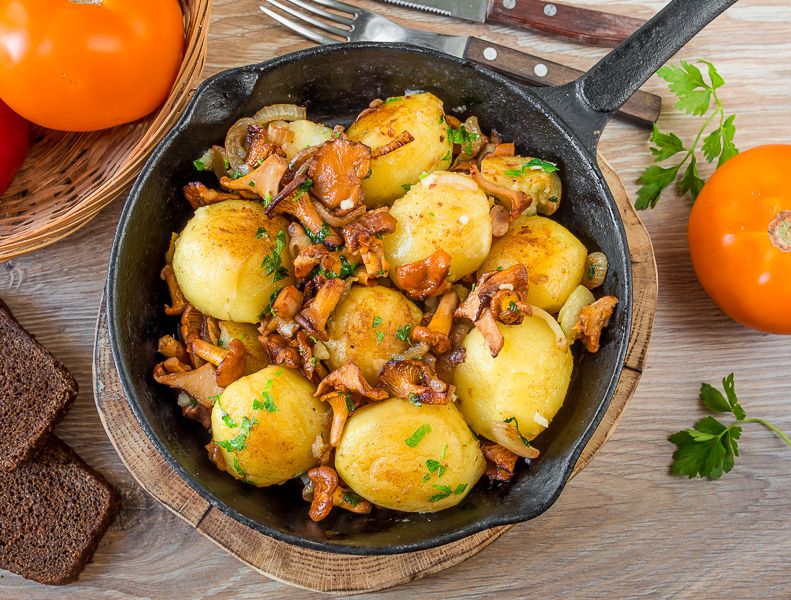 Рецепт молодого картофеля с лисичками и луком