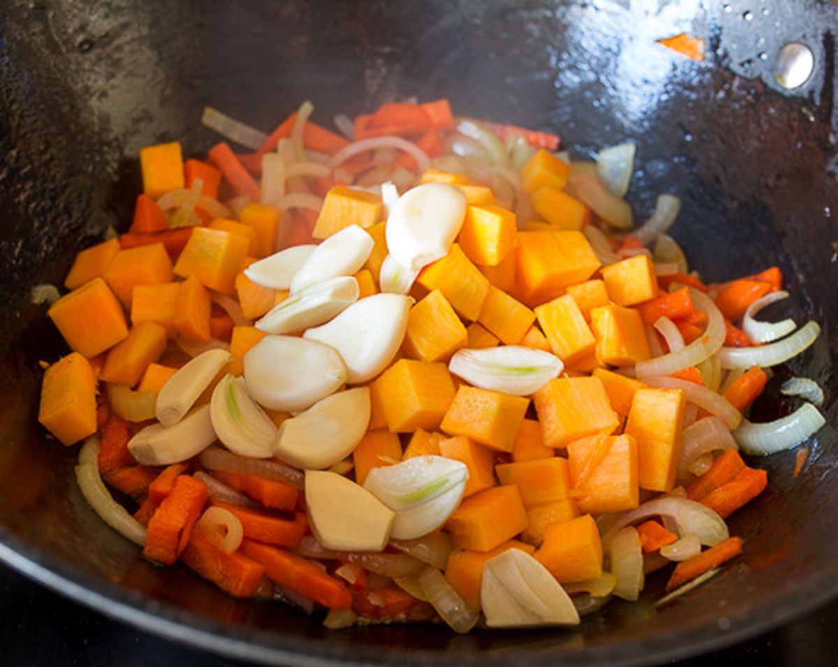 Плов с овощами на сковороде