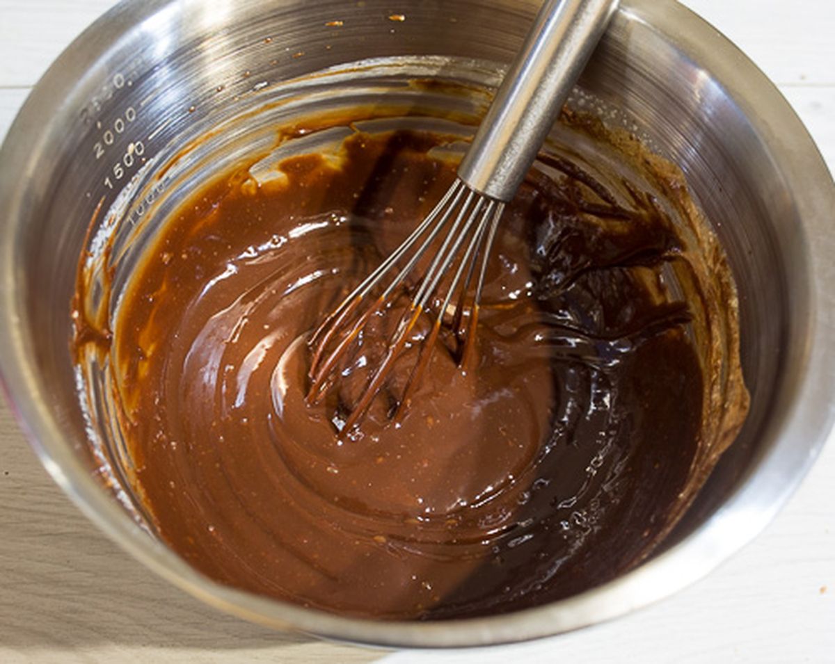 Как сделать в домашних условиях шоколадное масло. Ганаш на масле и шоколаде. Шоколадный ганаш с глюкозным сиропом. Ганаш консистенция. Шоколадное масло.