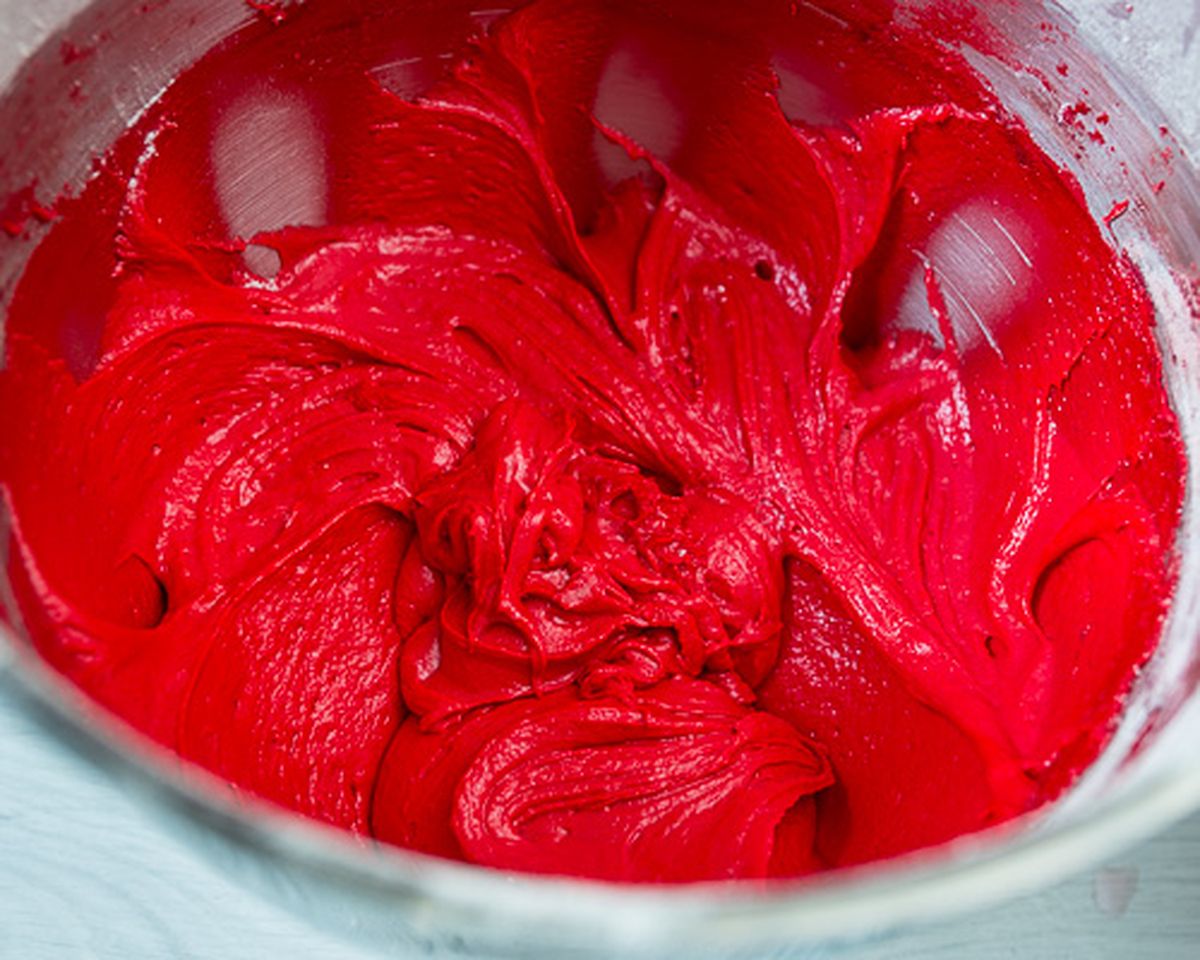 Красный краситель в тесто. Лёд малиновый крем. Как сделать малиновый цвет крема. Лёд киви красный краситель. Рецепты красной воды