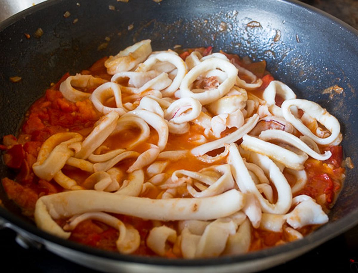 Кальмары в соусе рецепт на сковороде