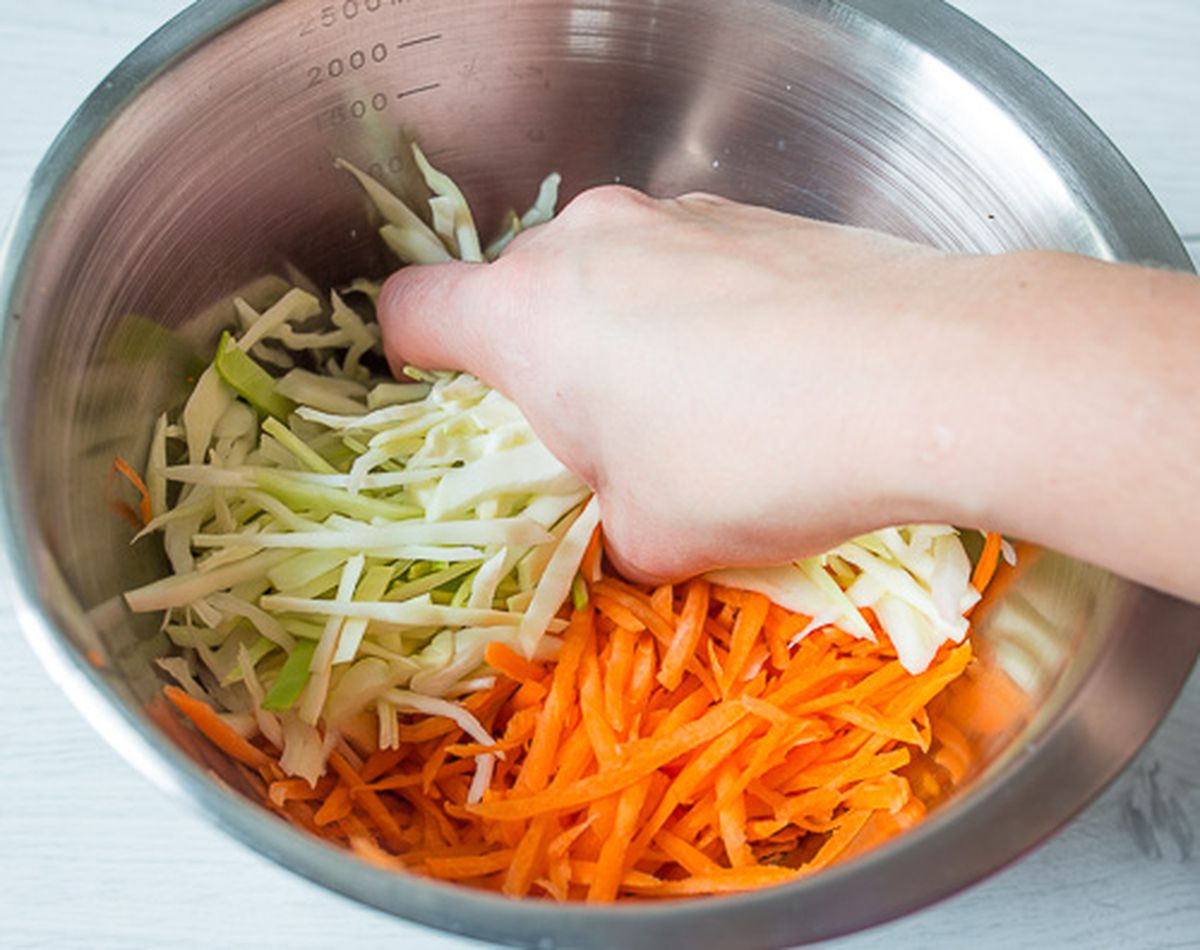 Щука лук морковь уксус. Салат из свежей капусты и моркови с бальзамическим уксусом. Салат капуста соевый соус. Технология приготовления салата из свежей капусты с морковью. Капуста в кунжутном соусе рецепт.