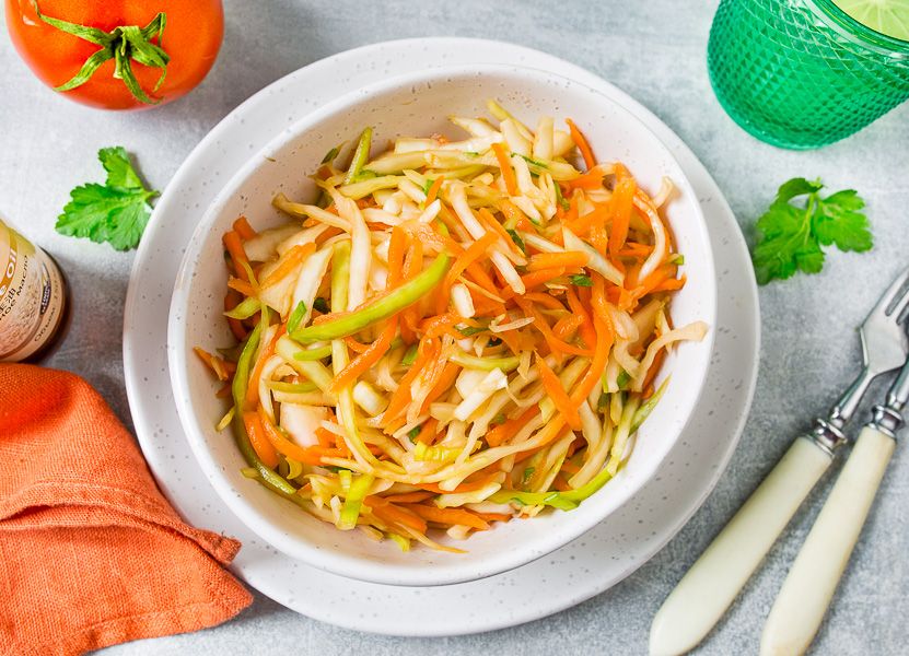 Рецепт свежего капустного салата с кунжутной заправкой
