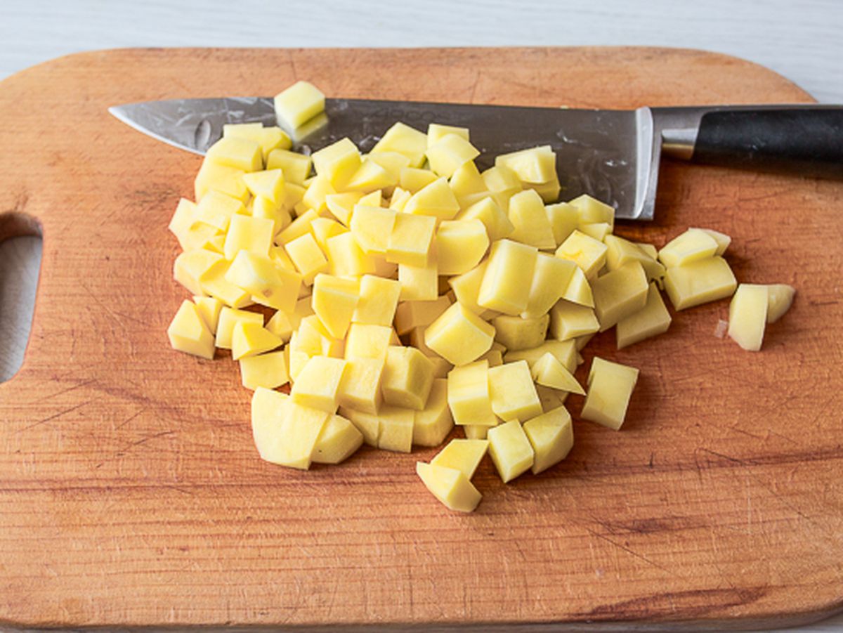 Нарезаем картофель