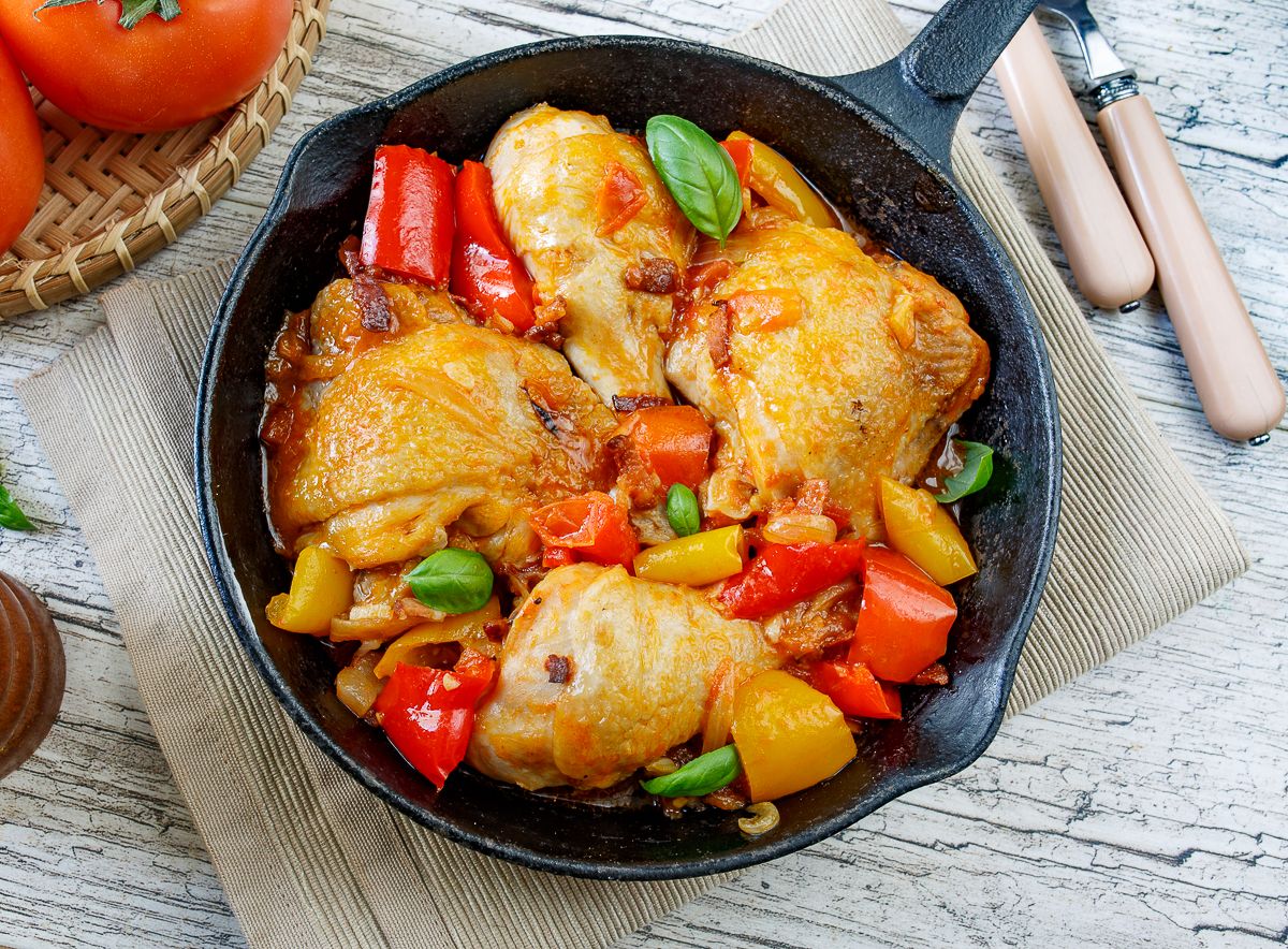 Рецепт курицы в томатно-перечном соусе с беконом
