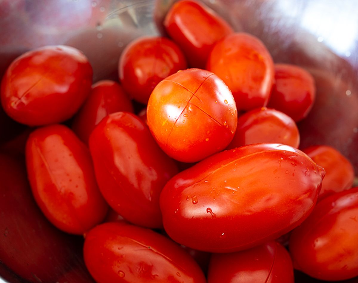 Надрезаем томаты