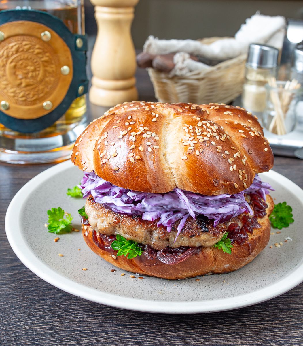 Рецепт бургера со свиной котлетой и сочным капустным салатом с фото  пошагово на Вкусном Блоге
