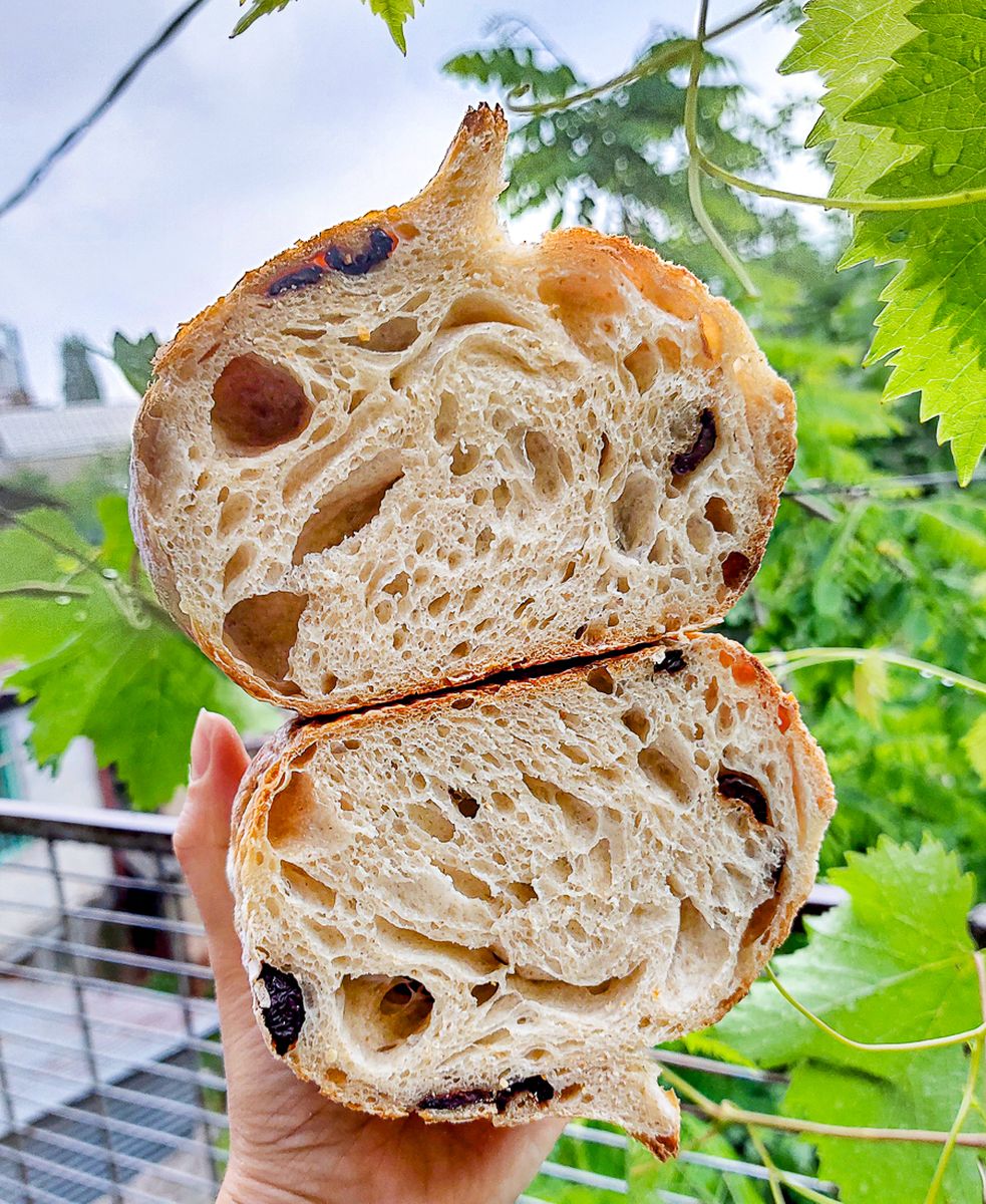Пшеничный хлеб на закваске с оливками и сыром