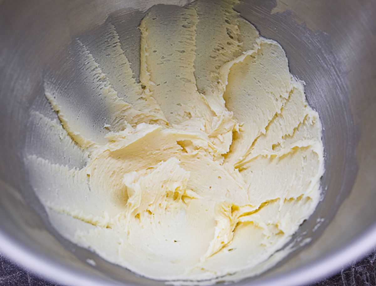 Масло с сахарной пудрой