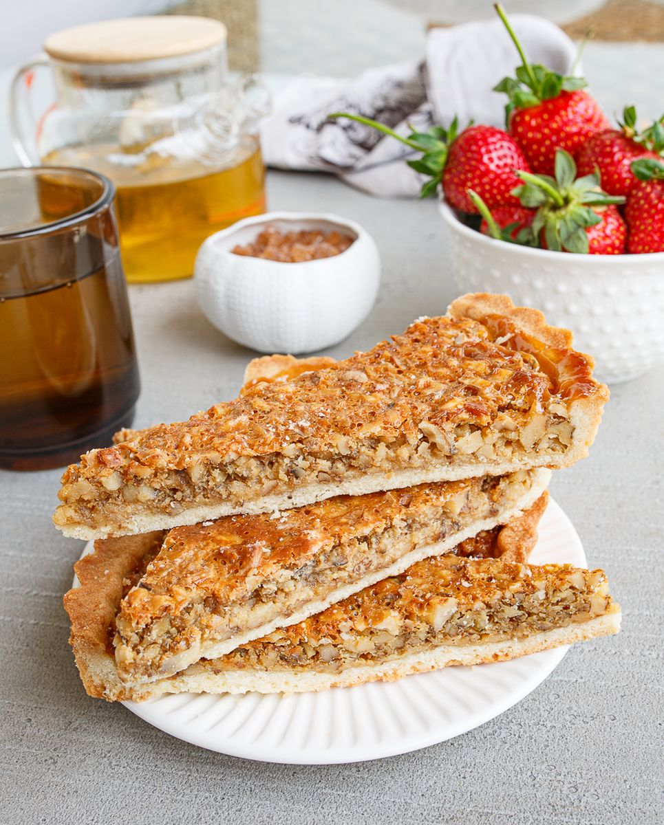 Карамельный пирог с грецкими орехами