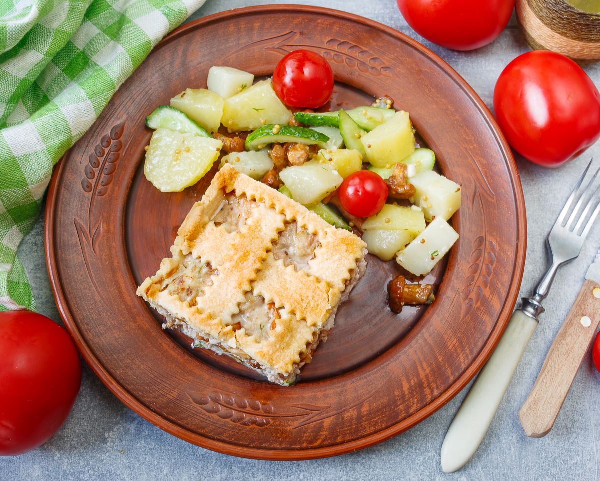 Песочный пирог с курицей и лисичками