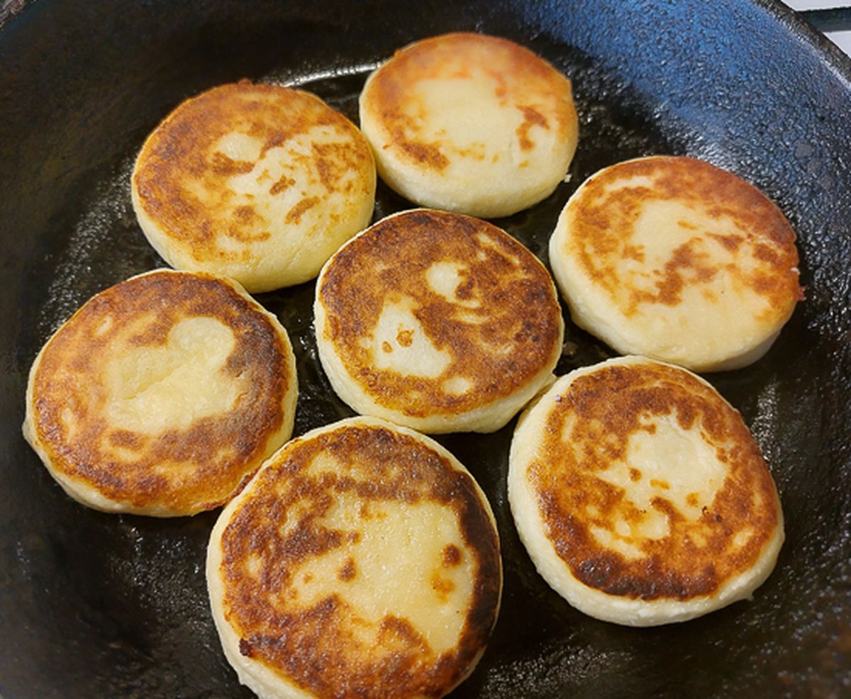 Жарим сырники