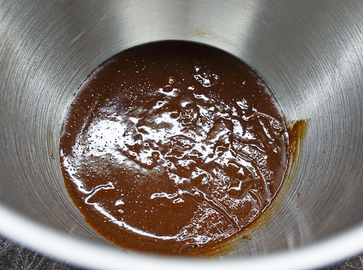 Добавляем яйца и сахар